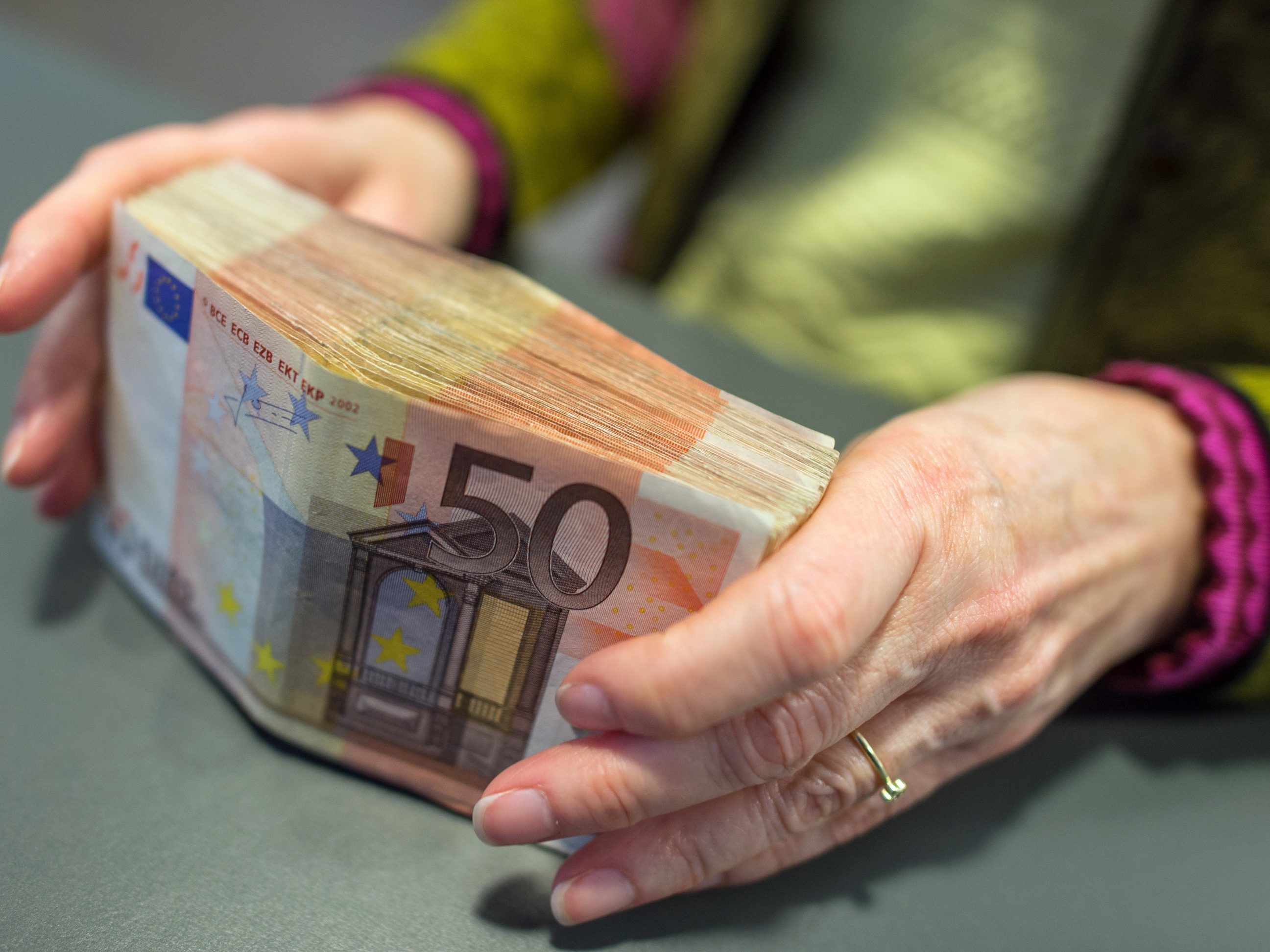 Die Erhöhung des gesetzlichen Mindestlohns auf 1.500 Euro würde knapp 300.000 Personen betreffen. Die Erhöhung des gesetzlichen Mindestlohns auf 1.500 Euro würde knapp 300.000 Personen betreffen.